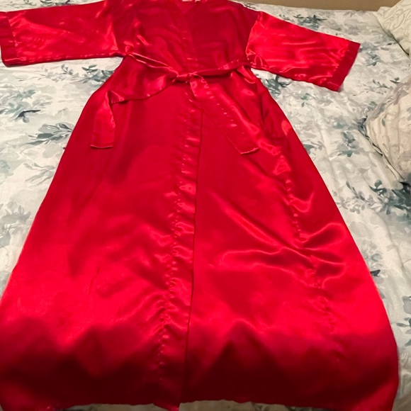 Lovely Frederick’s of Hollywood full length red satin robe with belt & pocket - Picture 3 of 4
